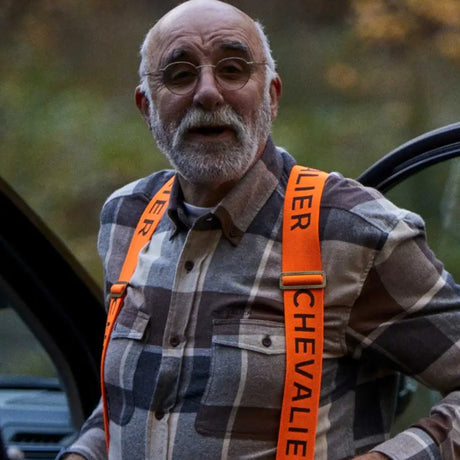 Chevalier Logo Suspenders High Vis Orange ovat laadukkaat ja kestävät metsästyshenkselit, jotka pitävät metsästyshousut tukevasti paikallaan kaikissa tilanteissa. Leveä joustava rakenne lisää käyttömukavuutta ja jakaa painon tasaisesti hartioille, mikä tekee henkseleistä erinomaisen valinnan metsästykseen, retkeilyyn, ulkoiluun ja vaativaan aktiiviseen käyttöön. Huomiovärinen High Vis Orange parantaa näkyvyyttä maastossa ja täydentää metsästysasun turvallisuutta.