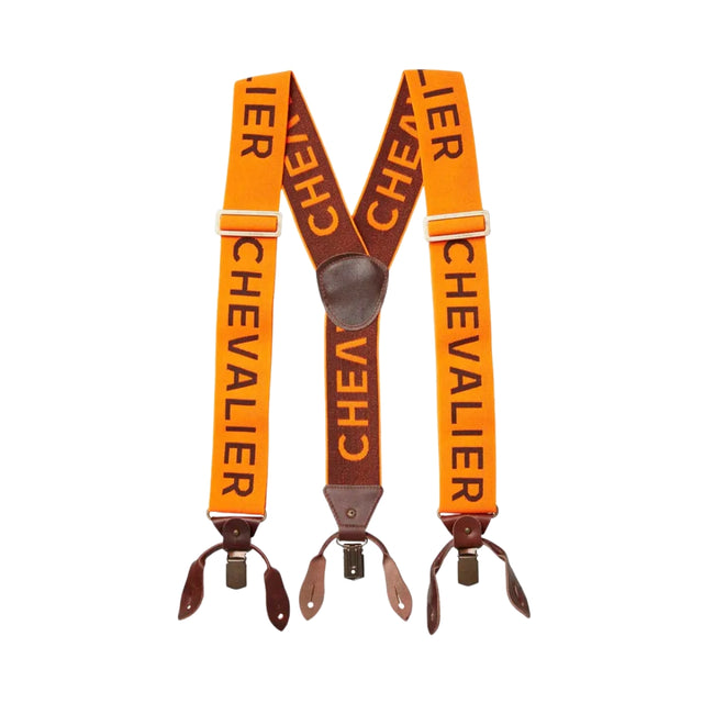 Chevalier Logo Suspenders High Vis Orange on erinomainen valinta metsästäjälle ja ulkoilijalle, joka arvostaa käyttömukavuutta, kestävyyttä ja varmaa istuvuutta. Leveä joustava rakenne, monipuoliset kiinnitysvaihtoehdot ja laadukkaat materiaalit tekevät henkselistä pitkäikäisen varusteen, joka pitää metsästyshousut tukevasti paikoillaan kaikissa olosuhteissa.