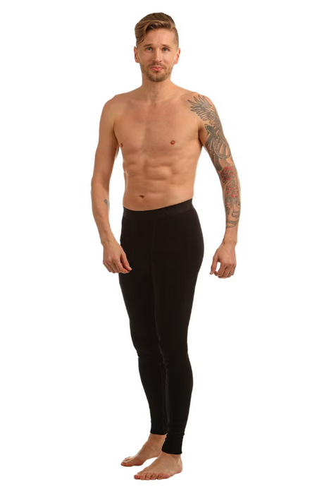 Cross Adventure 100 % merinovillaiset housut ovat lämpimät ja miellyttävät pitkät alushousut kylmiin olosuhteisiin. Housut on valmistettu kokonaan Merino Extra Fine merinovillasta, joten luonnollisen villamateriaalin ominaisuudet pääsevät suoraan ihoa vasten. Materiaalin 230 gramman vahvuus tarjoaa lämpöä ja kestävyyttä, mutta merinovilla auttaa samalla ehkäisemään hiostavaa tunnetta.