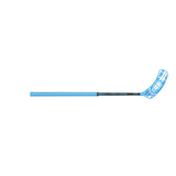 Fat Pipe FAST 34 BABY BLUE on nuorelle pelaajalle suunniteltu salibandymaila juniorille, jossa yhdistyvät kevyt käsiteltävyys, joustava varsi ja helppo pallonhallinta. FAST sarjan maila sopii erityisesti lapselle tai juniorille, joka opettelee salibandyn perustekniikkaa ja haluaa kehittyä mailankäsittelyssä, syöttämisessä ja laukomisessa.