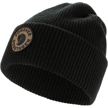 Fjällräven Bergtagen Forever Wool Beanie on lämmin ja miellyttävän pehmeä villapipo, joka on suunniteltu viileisiin päiviin retkeilyyn, ulkoiluun ja jokapäiväiseen käyttöön. 100 prosenttisesti jäljitettävä lampaanvilla tarjoaa luonnollista lämpöä ja siirtää tehokkaasti kosteutta pois iholta.
