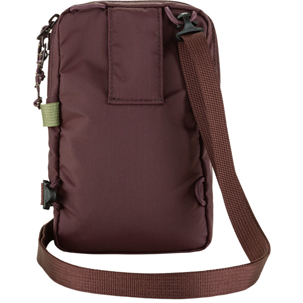 Pidä tärkeimmät tavarasi helposti saatavilla Fjällräven High Coast Pocket olkalaukulla. Tämä kevyt ja kompakti olkalaukku sopii erinomaisesti päivittäiseen käyttöön, kaupunkikävelyille ja matkustamiseen. Minimalistinen muotoilu, käytännölliset taskut ja säädettävä kantohihna tekevät siitä toimivan valinnan silloin, kun haluat ottaa mukaasi vain välttämättömät tavarat.