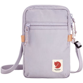 Pidä tärkeimmät tavarasi helposti saatavilla Fjällräven High Coast Pocket olkalaukulla. Tämä kevyt ja kompakti olkalaukku sopii erinomaisesti päivittäiseen käyttöön, kaupunkikävelyille ja matkustamiseen. Minimalistinen muotoilu, käytännölliset taskut ja säädettävä kantohihna tekevät siitä toimivan valinnan silloin, kun haluat ottaa mukaasi vain välttämättömät tavarat.