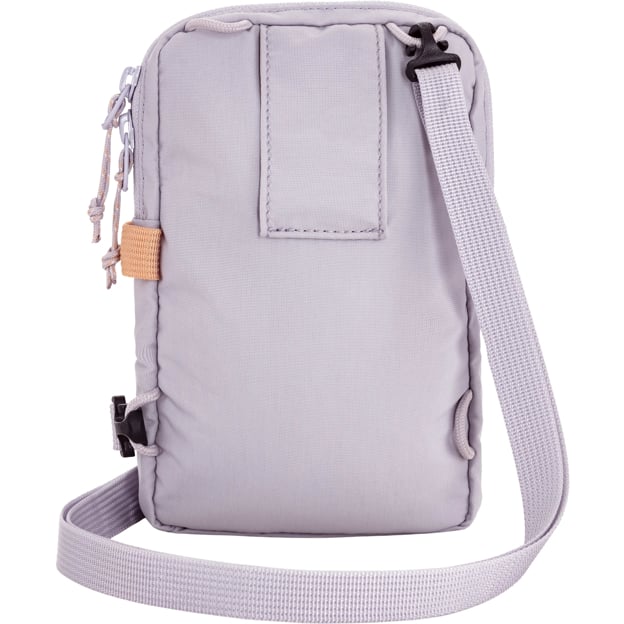 Pidä tärkeimmät tavarasi helposti saatavilla Fjällräven High Coast Pocket olkalaukulla. Tämä kevyt ja kompakti olkalaukku sopii erinomaisesti päivittäiseen käyttöön, kaupunkikävelyille ja matkustamiseen. Minimalistinen muotoilu, käytännölliset taskut ja säädettävä kantohihna tekevät siitä toimivan valinnan silloin, kun haluat ottaa mukaasi vain välttämättömät tavarat.