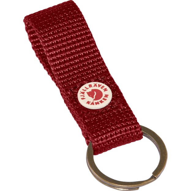 Tuo ikonisen Kånken tyylin osaksi arkea Fjällräven Kånken Keyring avaimenperällä. Tämä käytännöllinen ja tyylikäs avaimenperä on saanut inspiraationsa suositun Kånken repun yksityiskohdista. Se sopii avainten säilyttämiseen ja antaa samalla persoonallisen lisän laukkuun, reppuun tai avainnippuun.