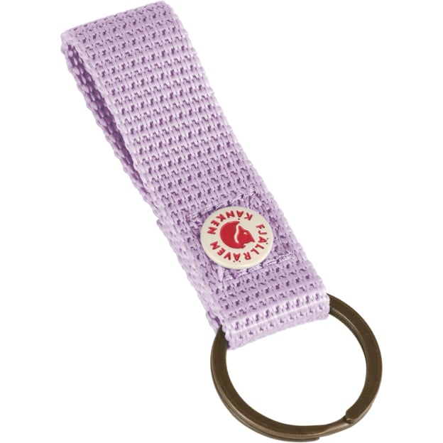 Tuo ikonisen Kånken tyylin osaksi arkea Fjällräven Kånken Keyring avaimenperällä. Tämä käytännöllinen ja tyylikäs avaimenperä on saanut inspiraationsa suositun Kånken repun yksityiskohdista. Se sopii avainten säilyttämiseen ja antaa samalla persoonallisen lisän laukkuun, reppuun tai avainnippuun.