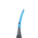 Fat Pipe FAST 27 JAB FH2 on monipuolinen salibandymaila, joka on suunniteltu pelaajalle, joka haluaa yhdistää hyvän pallotuntuman, hallittavuuden ja tehokkaan laukaisun. FAST sarjan 27 mm flex tekee mailasta sopivan vaihtoehdon monipuoliseen pelityyliin, jossa tarvitaan sekä tarkkuutta että voimaa.