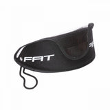 Fat Pipe PROTECTIVE EYEWEAR SET SR on salibandyyn suunniteltu suojalasisetti, joka tarjoaa pelaajalle suojaa ja hyvän istuvuuden harjoituksiin sekä otteluihin. Suojalasit on suunniteltu aktiiviseen salibandypelaamiseen, jossa hyvä näkyvyys, mukava istuvuus ja silmien suojaaminen ovat tärkeitä.