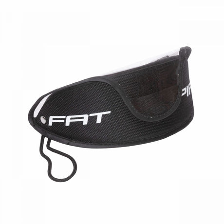 Fat Pipe PROTECTIVE EYEWEAR SET SR on salibandyyn suunniteltu suojalasisetti, joka tarjoaa pelaajalle suojaa ja hyvän istuvuuden harjoituksiin sekä otteluihin. Suojalasit on suunniteltu aktiiviseen salibandypelaamiseen, jossa hyvä näkyvyys, mukava istuvuus ja silmien suojaaminen ovat tärkeitä.