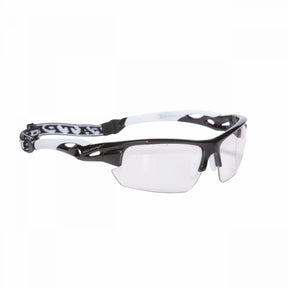 Fat Pipe PROTECTIVE EYEWEAR SET SR on salibandyyn suunniteltu suojalasisetti, joka tarjoaa pelaajalle suojaa ja hyvän istuvuuden harjoituksiin sekä otteluihin. Suojalasit on suunniteltu aktiiviseen salibandypelaamiseen, jossa hyvä näkyvyys, mukava istuvuus ja silmien suojaaminen ovat tärkeitä.