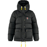 Fjällräven Expedition Down Lite Jacket W on lämmin ja monikäyttöinen naisten untuvatakki talveen, kun haluat tehokkaan eristyksen ilman alkuperäisen Expedition Down Jacketin raskasta rakennetta. Malli perustuu Fjällrävenin ikoniseen vuoden 1974 Expedition Down Jacket takkiin, mutta sen lyhyempi 70 cm selkäpituus antaa enemmän liikkumisvapautta talven aktiiviseen ulkoiluun.