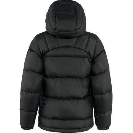 Fjällräven Expedition Down Lite Jacket W on lämmin ja monikäyttöinen naisten untuvatakki talveen, kun haluat tehokkaan eristyksen ilman alkuperäisen Expedition Down Jacketin raskasta rakennetta. Malli perustuu Fjällrävenin ikoniseen vuoden 1974 Expedition Down Jacket takkiin, mutta sen lyhyempi 70 cm selkäpituus antaa enemmän liikkumisvapautta talven aktiiviseen ulkoiluun.