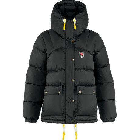 Fjällräven Expedition Down Lite Jacket W on lämmin ja monikäyttöinen naisten untuvatakki talveen, kun haluat tehokkaan eristyksen ilman alkuperäisen Expedition Down Jacketin raskasta rakennetta. Malli perustuu Fjällrävenin ikoniseen vuoden 1974 Expedition Down Jacket takkiin, mutta sen lyhyempi 70 cm selkäpituus antaa enemmän liikkumisvapautta talven aktiiviseen ulkoiluun.