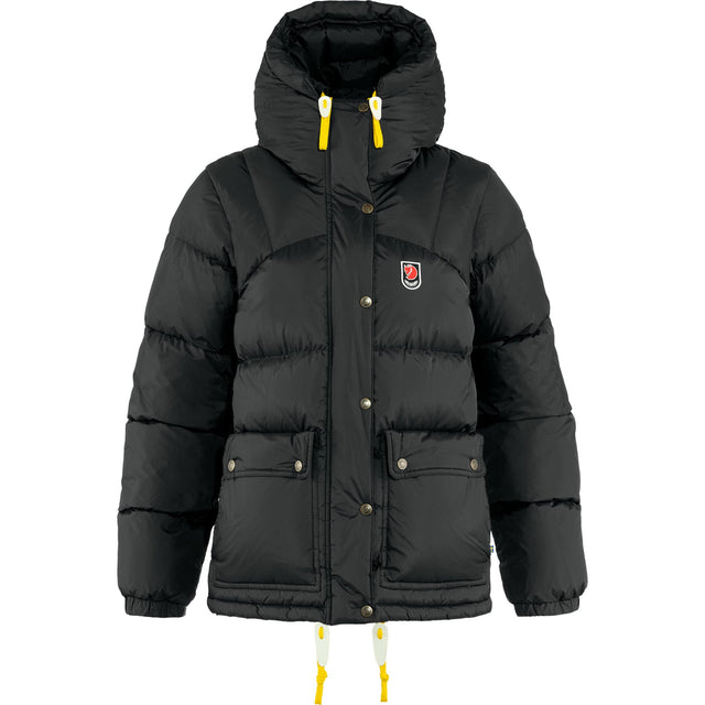Fjällräven Expedition Down Lite Jacket W on lämmin ja monikäyttöinen naisten untuvatakki talveen, kun haluat tehokkaan eristyksen ilman alkuperäisen Expedition Down Jacketin raskasta rakennetta. Malli perustuu Fjällrävenin ikoniseen vuoden 1974 Expedition Down Jacket takkiin, mutta sen lyhyempi 70 cm selkäpituus antaa enemmän liikkumisvapautta talven aktiiviseen ulkoiluun.