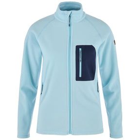 Fjällräven Kaipak Fleece W on kevyt ja monikäyttöinen naisten fleece, joka on suunniteltu erityisesti retkeilyyn, vaellukseen ja aktiiviseen ulkoiluun. Pehmeä Polartec fleece valmistetaan 100 prosenttisesti kierrätetystä polyesteristä, joten takki tarjoaa lämpöä ilman tarpeetonta paksuutta. Kevyen rakenteensa ansiosta se toimii erinomaisesti välikerroksena ympäri vuoden.