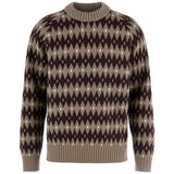 Fjällräven Övik Jacquard Knit M on tyylikäs ja lämmin miesten villapaita, joka sopii sekä jokapäiväiseen käyttöön että ulkoiluun. Pehmeän merinovillan ja shetlanninvillan yhdistelmä tuo neuleeseen luonnollista lämpöä ja hengittävyyttä. Villa siirtää kosteutta tehokkaasti ja lämmittää myös hieman kosteana, joten neule toimii hyvin vaihtelevissa sääolosuhteissa.