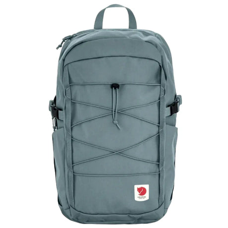 Fjällräven Skule 28 on kestävä ja tilava päiväreppu, joka sopii yhtä hyvin työ- ja opiskelukäyttöön kuin päiväretkille ja matkustamiseen. 28 litran tilavuus tarjoaa runsaasti pakkaustilaa päivittäisille varusteille, ja selkeä taskujärjestelmä helpottaa tavaroiden järjestämistä.