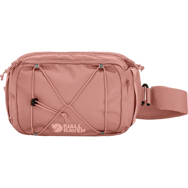 Fjällräven Skule Sling 6 on kevyt ja käytännöllinen sling-laukku päivittäiseen käyttöön, matkustamiseen ja kaupunkiliikkumiseen. Kompaktista koosta huolimatta laukku tarjoaa hyvin järjestellyn tilan tärkeimmille tavaroille, kuten tablet-laitteelle, laturille, lompakolle ja muille arjen tarvikkeille.