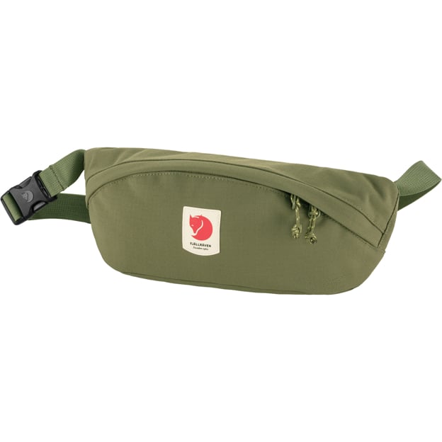 Fjällräven Ulvö Hip&nbsp;Pack Medium on&nbsp;käytännöllinen ja&nbsp;tyylikäs vyölaukku, joka&nbsp;tarjoaa erinomaisen yhdistelmän&nbsp;kestävyyttä, toimivuutta ja käyttömukavuutta. Kompaktin kokoinen mutta&nbsp;tilava laukku sopii&nbsp;täydellisesti jokapäiväiseen&nbsp;käyttöön, matkustamiseen, kaupunkiliikkumiseen sekä retkille,&nbsp;kun&nbsp;tärkeimmät tavarat halutaan&nbsp;pitää helposti saatavilla.