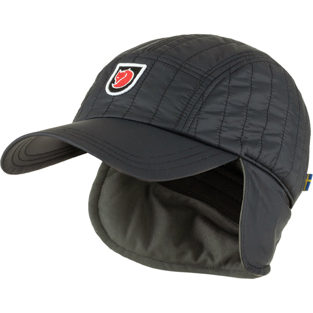 Fjällräven Expedition Lätt Cap on kevyt ja lämmin topattu talvihattu, joka on suunniteltu kylmiin talvipäiviin, talviretkeilyyn ja päivittäiseen ulkoiluun. Kevyen rakenteensa ansiosta hattu on helppo pakata mukaan retkelle, matkalle tai työmatkalle, kun taas synteettinen eriste auttaa pitämään pään lämpimänä kylmissä olosuhteissa.