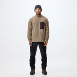 Fjällräven Kaipak Fleece M on kevyt ja lämmin miesten fleece, joka on suunniteltu retkeilyyn, vaellukseen ja aktiiviseen ulkoiluun. Kierrätetystä polyesteristä valmistettu Polartec fleece tarjoaa lämpöä ilman tarpeetonta paksuutta, joten Kaipak Fleece M toimii erinomaisesti välikerroksena erilaisissa sääolosuhteissa.