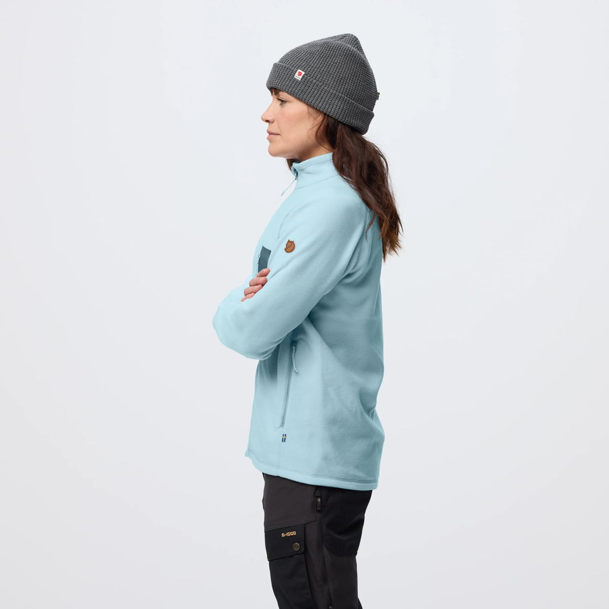 Fjällräven Kaipak Fleece W on kevyt ja monikäyttöinen naisten fleece, joka on suunniteltu erityisesti retkeilyyn, vaellukseen ja aktiiviseen ulkoiluun. Pehmeä Polartec fleece valmistetaan 100 prosenttisesti kierrätetystä polyesteristä, joten takki tarjoaa lämpöä ilman tarpeetonta paksuutta. Kevyen rakenteensa ansiosta se toimii erinomaisesti välikerroksena ympäri vuoden.