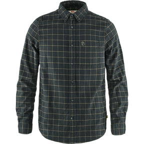 Fjällräven Övik Flannel Shirt M on klassinen miesten flanellipaita, joka yhdistää pehmeän tuntuman, rennon ulkoilutyylin ja monikäyttöisyyden. Kevyt ja pehmeä 100 prosenttinen luomupuuvillaflanelli tekee paidasta miellyttävän käyttää sekä ulkoillessa että jokapäiväisessä vapaa ajan käytössä.