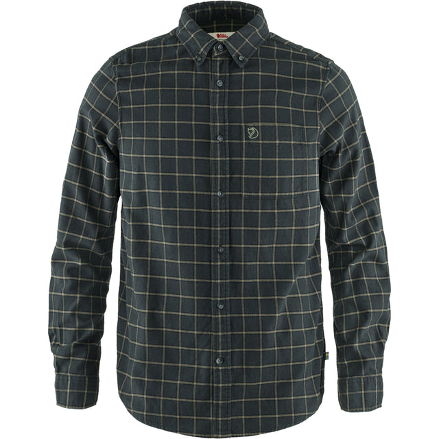 Fjällräven Övik Flannel Shirt M on klassinen miesten flanellipaita, joka yhdistää pehmeän tuntuman, rennon ulkoilutyylin ja monikäyttöisyyden. Kevyt ja pehmeä 100 prosenttinen luomupuuvillaflanelli tekee paidasta miellyttävän käyttää sekä ulkoillessa että jokapäiväisessä vapaa ajan käytössä.