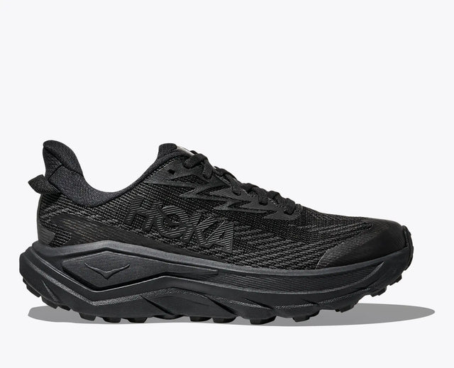 HOKA Challenger 8 GORE-TEX Wide W on naisten vedenpitävä polkujuoksukenkä, joka yhdistää pehmeän vaimennuksen, varman pidon ja leveämmän istuvuuden.