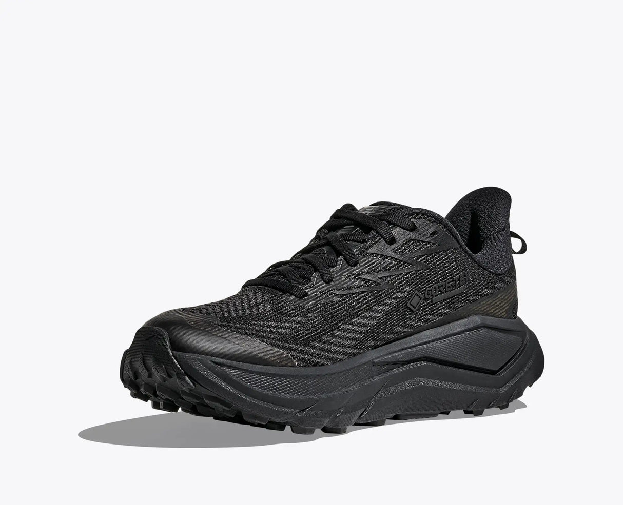 HOKA Challenger 8 GORE-TEX Wide W on naisten vedenpitävä polkujuoksukenkä, joka yhdistää pehmeän vaimennuksen, varman pidon ja leveämmän istuvuuden.