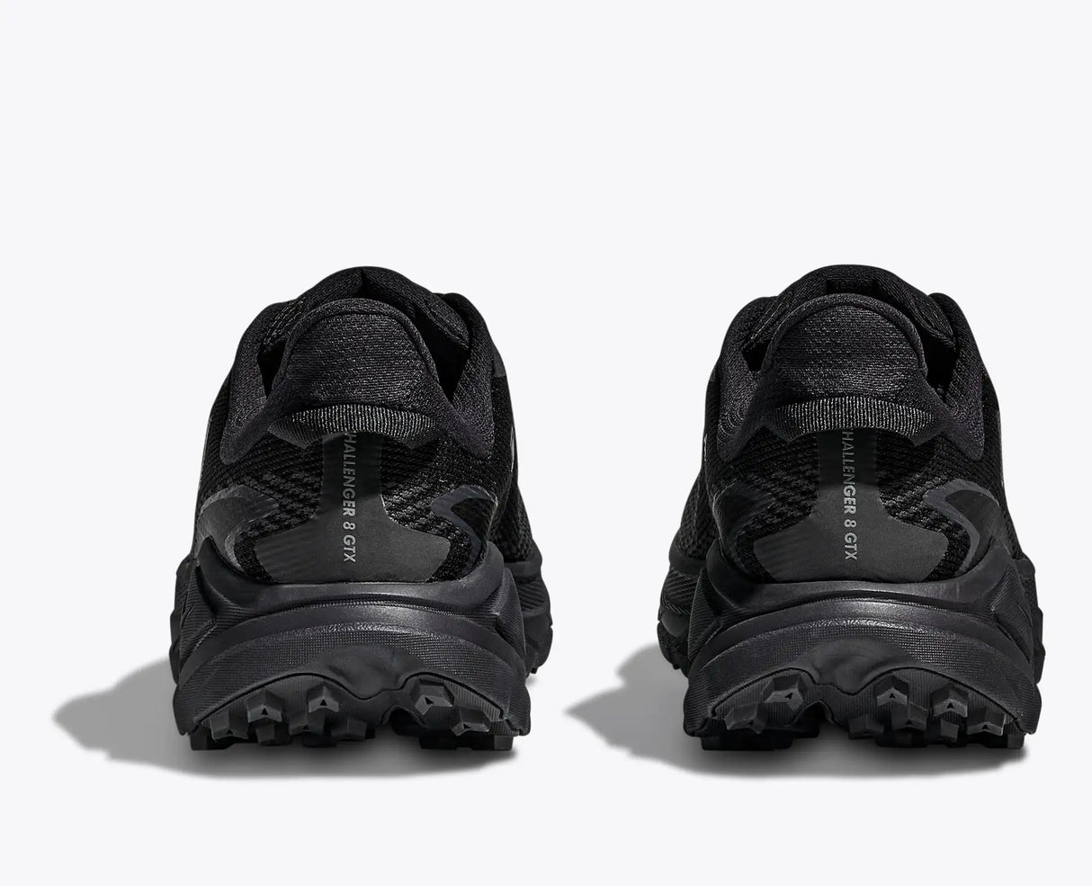 HOKA Challenger 8 GTX Wide miesten polkujuoksukengät on suunniteltu aktiiviseen ulkoiluun, polkujuoksuun ja kävelyyn silloin, kun reitti kulkee asfaltin, soran, metsän ja kosteiden maasto osuuksien välillä. 