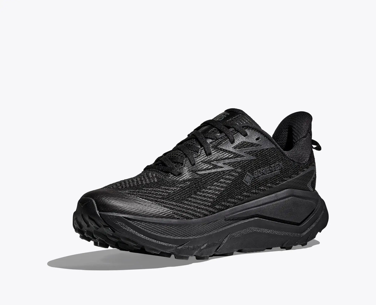 HOKA Challenger 8 GTX Wide miesten polkujuoksukengät on suunniteltu aktiiviseen ulkoiluun, polkujuoksuun ja kävelyyn silloin, kun reitti kulkee asfaltin, soran, metsän ja kosteiden maasto osuuksien välillä. 