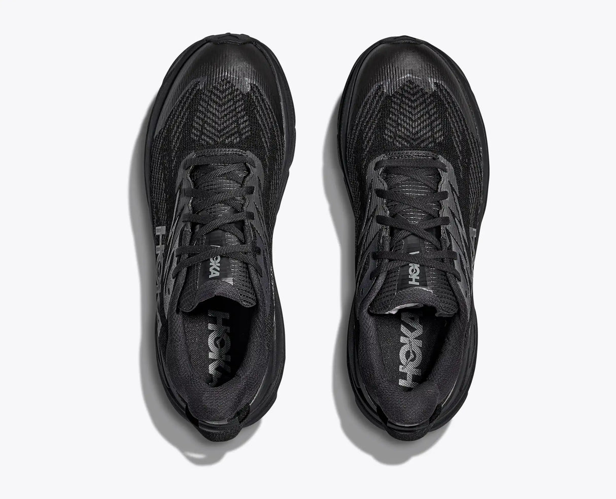 HOKA Challenger 8 GTX Wide miesten polkujuoksukengät on suunniteltu aktiiviseen ulkoiluun, polkujuoksuun ja kävelyyn silloin, kun reitti kulkee asfaltin, soran, metsän ja kosteiden maasto osuuksien välillä. 