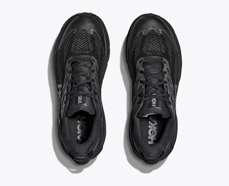 HOKA Challenger 8 GTX Wide miesten polkujuoksukengät on suunniteltu aktiiviseen ulkoiluun, polkujuoksuun ja kävelyyn silloin, kun reitti kulkee asfaltin, soran, metsän ja kosteiden maasto osuuksien välillä. 