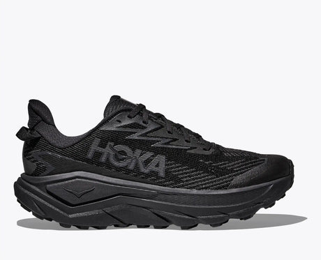 HOKA Challenger 8 GTX Wide miesten polkujuoksukengät on suunniteltu aktiiviseen ulkoiluun, polkujuoksuun ja kävelyyn silloin, kun reitti kulkee asfaltin, soran, metsän ja kosteiden maasto osuuksien välillä. 