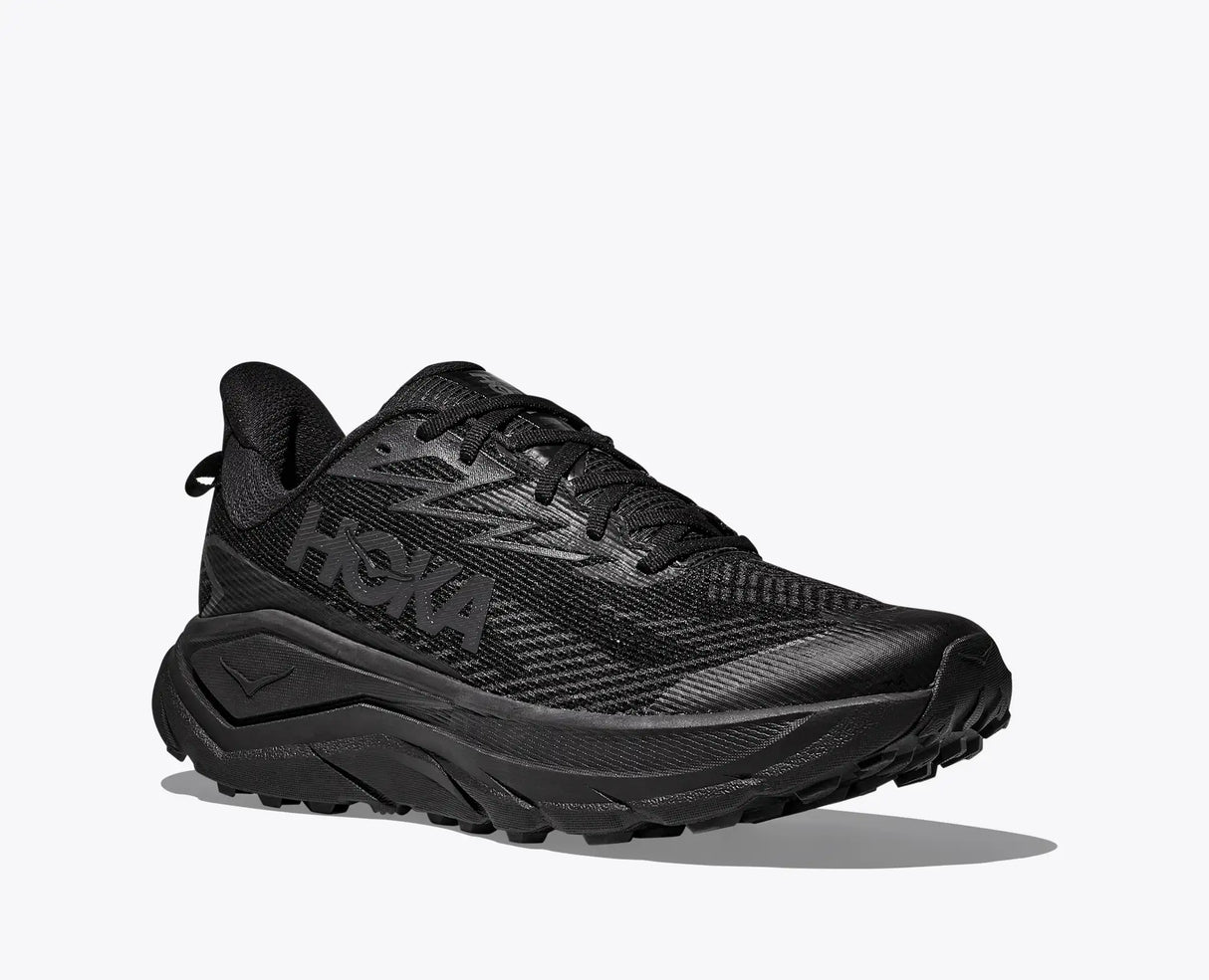 HOKA Challenger 8 GTX Wide miesten polkujuoksukengät on suunniteltu aktiiviseen ulkoiluun, polkujuoksuun ja kävelyyn silloin, kun reitti kulkee asfaltin, soran, metsän ja kosteiden maasto osuuksien välillä. 