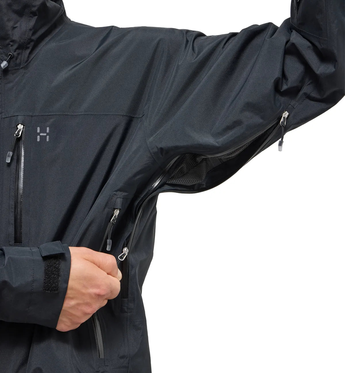 Haglöfs Astral GTX II Jacket Men on monipuolinen miesten GORE TEX kuoritakki, joka on suunniteltu vaellukseen, retkeilyyn ja aktiiviseen ulkoiluun ympäri vuoden. Kestävä rakenne, luotettava säänsuoja ja käytännölliset yksityiskohdat tekevät takista erinomaisen valinnan niin päiväretkille kuin vaativampiin seikkailuihin. Takki soveltuu myös vapaalaskuun, lumilautailuun ja vapaa ajan käyttöön.