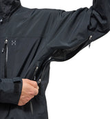 Haglöfs Astral GTX II Jacket Men on monipuolinen miesten GORE TEX kuoritakki, joka on suunniteltu vaellukseen, retkeilyyn ja aktiiviseen ulkoiluun ympäri vuoden. Kestävä rakenne, luotettava säänsuoja ja käytännölliset yksityiskohdat tekevät takista erinomaisen valinnan niin päiväretkille kuin vaativampiin seikkailuihin. Takki soveltuu myös vapaalaskuun, lumilautailuun ja vapaa ajan käyttöön.