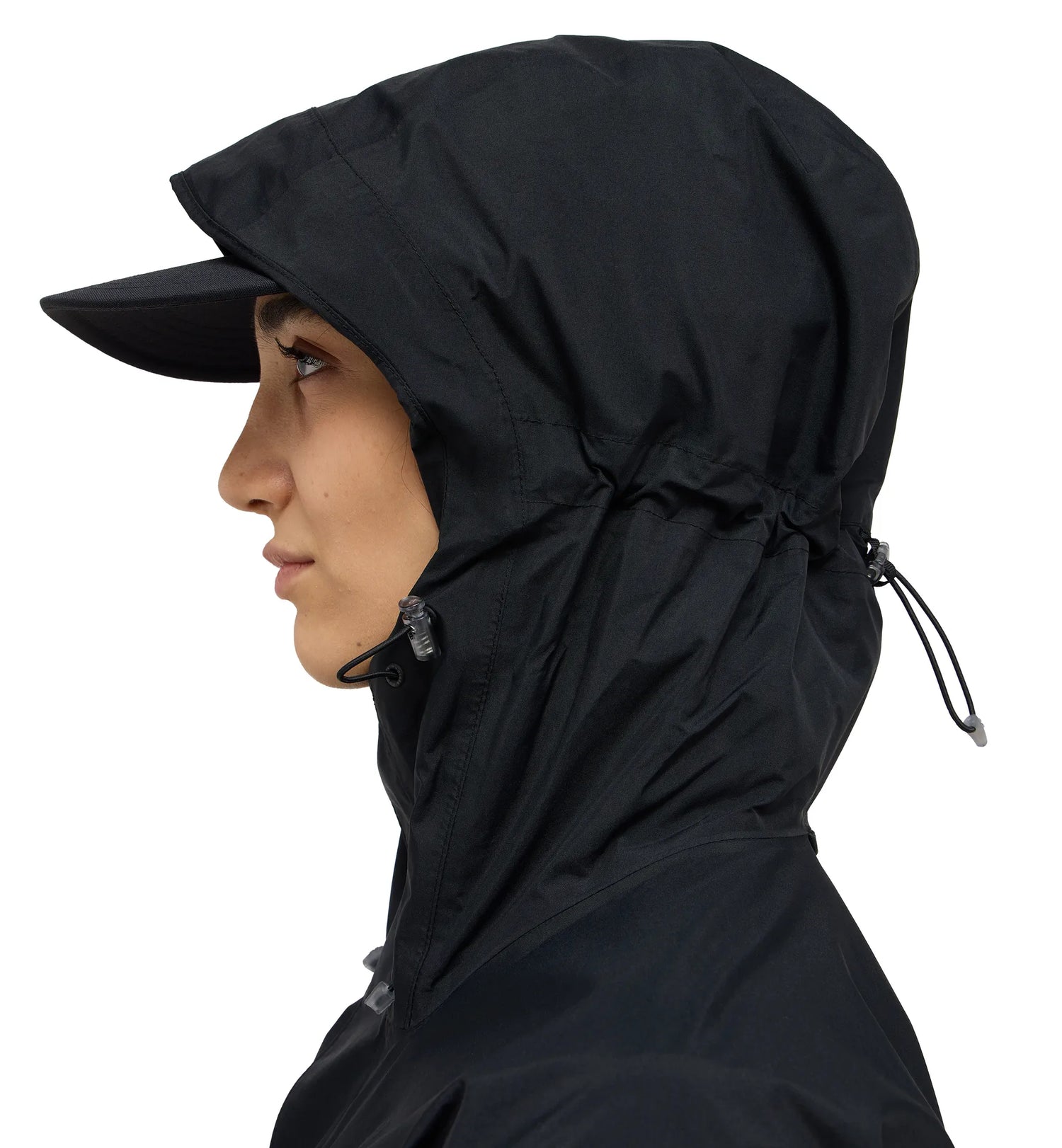 Haglöfs Astral GTX II Jacket Women on monipuolinen naisten kuoritakki, joka on suunniteltu vaellukseen, retkeilyyn ja ympärivuotiseen ulkoiluun vaihtelevissa sääolosuhteissa. Kaksikerroksinen GORE TEX ePE kalvorakenne tarjoaa luotettavan suojan sateelta ja tuulelta säilyttäen samalla hyvän hengittävyyden aktiivisessa liikkumisessa.