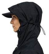 Haglöfs Astral GTX II Jacket Women on monipuolinen naisten kuoritakki, joka on suunniteltu vaellukseen, retkeilyyn ja ympärivuotiseen ulkoiluun vaihtelevissa sääolosuhteissa. Kaksikerroksinen GORE TEX ePE kalvorakenne tarjoaa luotettavan suojan sateelta ja tuulelta säilyttäen samalla hyvän hengittävyyden aktiivisessa liikkumisessa.