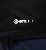 Haglöfs Astral GTX II Jacket Women on monipuolinen naisten kuoritakki, joka on suunniteltu vaellukseen, retkeilyyn ja ympärivuotiseen ulkoiluun vaihtelevissa sääolosuhteissa. Kaksikerroksinen GORE TEX ePE kalvorakenne tarjoaa luotettavan suojan sateelta ja tuulelta säilyttäen samalla hyvän hengittävyyden aktiivisessa liikkumisessa.
