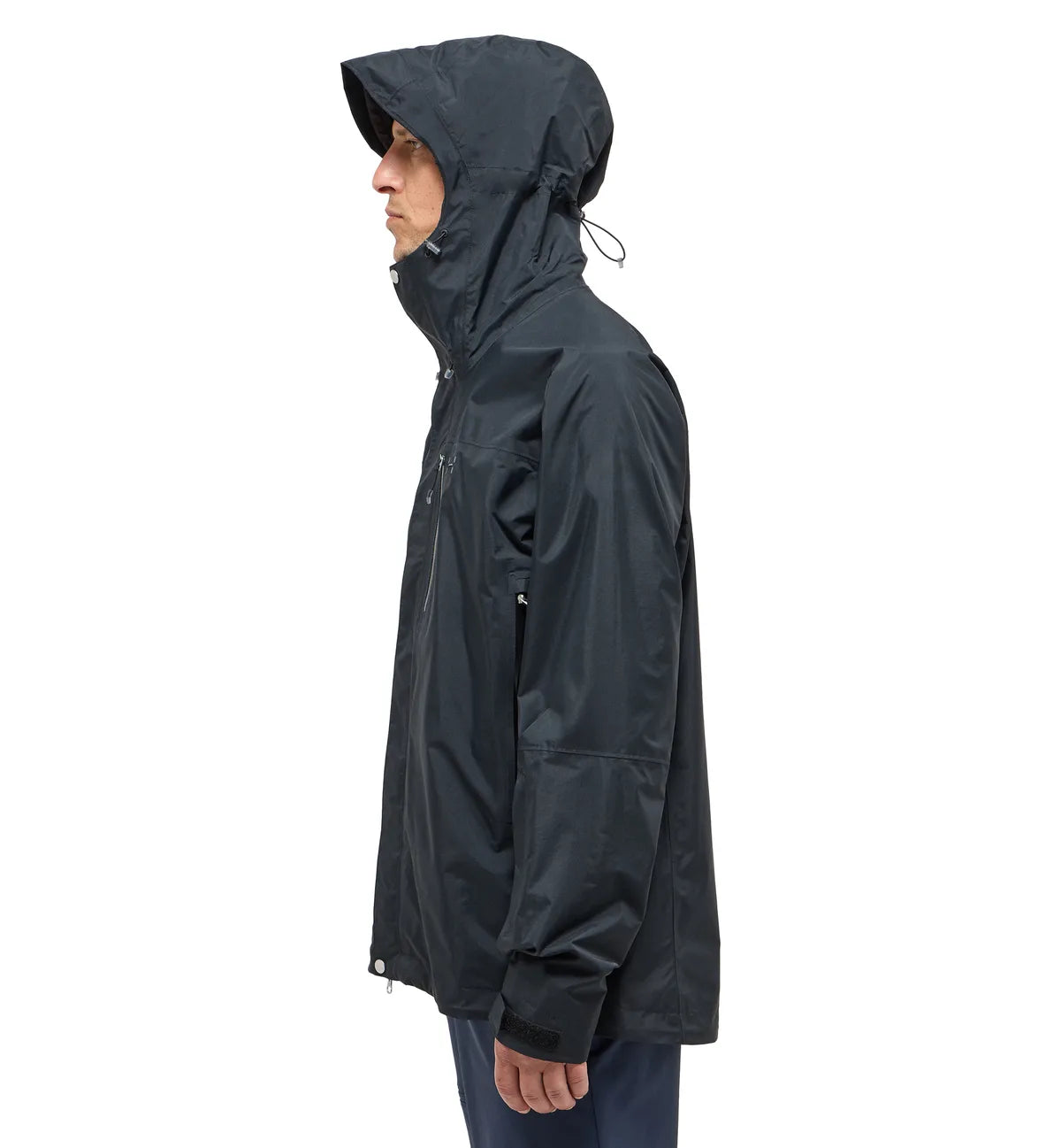 Haglöfs Astral GTX II Jacket Men on monipuolinen miesten GORE TEX kuoritakki, joka on suunniteltu vaellukseen, retkeilyyn ja aktiiviseen ulkoiluun ympäri vuoden. Kestävä rakenne, luotettava säänsuoja ja käytännölliset yksityiskohdat tekevät takista erinomaisen valinnan niin päiväretkille kuin vaativampiin seikkailuihin. Takki soveltuu myös vapaalaskuun, lumilautailuun ja vapaa ajan käyttöön.