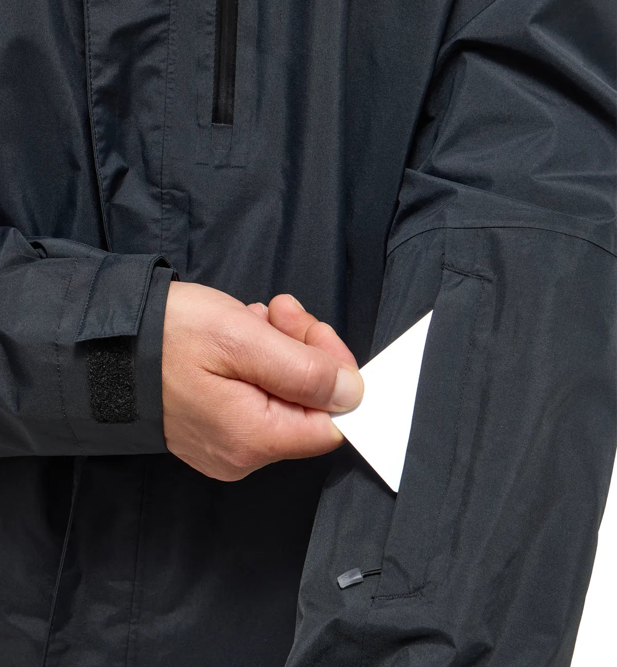 Haglöfs Astral GTX II Jacket Men on monipuolinen miesten GORE TEX kuoritakki, joka on suunniteltu vaellukseen, retkeilyyn ja aktiiviseen ulkoiluun ympäri vuoden. Kestävä rakenne, luotettava säänsuoja ja käytännölliset yksityiskohdat tekevät takista erinomaisen valinnan niin päiväretkille kuin vaativampiin seikkailuihin. Takki soveltuu myös vapaalaskuun, lumilautailuun ja vapaa ajan käyttöön.
