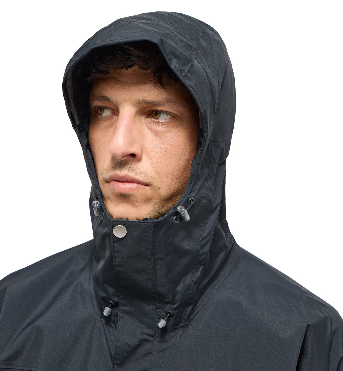 Haglöfs Astral GTX II Jacket Men on monipuolinen miesten GORE TEX kuoritakki, joka on suunniteltu vaellukseen, retkeilyyn ja aktiiviseen ulkoiluun ympäri vuoden. Kestävä rakenne, luotettava säänsuoja ja käytännölliset yksityiskohdat tekevät takista erinomaisen valinnan niin päiväretkille kuin vaativampiin seikkailuihin. Takki soveltuu myös vapaalaskuun, lumilautailuun ja vapaa ajan käyttöön.