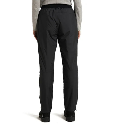 Haglöfs Mimic Silver Pant Women ovat kevyet ja lämpimät naisten toppahousut ulkoiluun, vaellukseen ja talviretkeilyyn. Ne on suunniteltu tilanteisiin, joissa tarvitaan lisälämpöä kylmällä säällä ilman raskasta ja kömpelöä rakennetta. Housut toimivat erinomaisesti esimerkiksi taukojen aikana, leirissä, hiihtoretkillä ja kylmissä vaellusolosuhteissa.