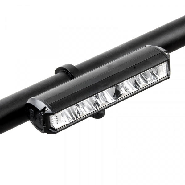 Halo Omega 3200LM etuvalo on tehokas ladattava polkupyörän etuvalo pimeään työmatkapyöräilyyn, maantieajoon, metsäpoluille ja vapaa ajan pyöräilyyn. Jopa 3200 lumenin valoteho tarjoaa voimakkaan valaistuksen pimeisiin ajo olosuhteisiin, kun näkyvyydeltä vaaditaan enemmän.
