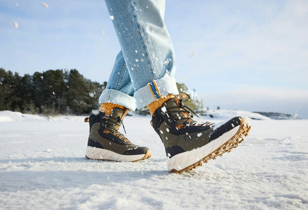 Icebug Moen NT on monikäyttöinen talvikenkä, jossa yhdistyvät lämmin fleecevuori, mukava vaimennus ja pitävä Nordic Traction -ulkopohja. Rennon tyylinen kenkä sopii talvisille kaduille, kävelylenkeille, työmatkoille ja vapaa-aikaan. Moen NT on suunniteltu erityisesti kylmiin olosuhteisiin, joissa hyvä pito on tärkeää, mutta nastoja ei haluta käyttää.