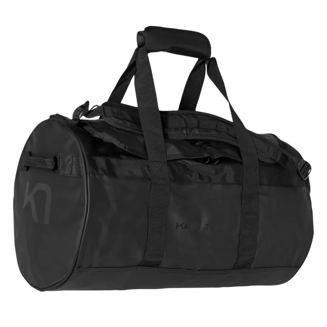Tämä 30 litran duffel-mallinen treenikassi on suunniteltu kestämään kovaa käyttöä ja vaihtelevia olosuhteita. Säädettävät ja pehmustetut olkahihnat, kaksisuuntainen vetoketju sekä kompressiohihnat tekevät laukusta käytännöllisen niin salille, joukkueharjoituksiin kuin viikonloppureissulle.