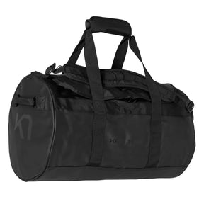 Tämä 30 litran duffel-mallinen treenikassi on suunniteltu kestämään kovaa käyttöä ja vaihtelevia olosuhteita. Säädettävät ja pehmustetut olkahihnat, kaksisuuntainen vetoketju sekä kompressiohihnat tekevät laukusta käytännöllisen niin salille, joukkueharjoituksiin kuin viikonloppureissulle.