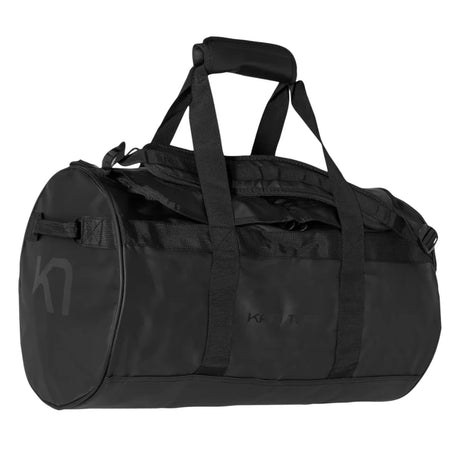 Tämä 30 litran duffel-mallinen treenikassi on suunniteltu kestämään kovaa käyttöä ja vaihtelevia olosuhteita. Säädettävät ja pehmustetut olkahihnat, kaksisuuntainen vetoketju sekä kompressiohihnat tekevät laukusta käytännöllisen niin salille, joukkueharjoituksiin kuin viikonloppureissulle.
